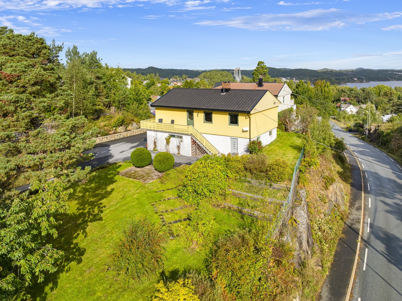 Flott hjørnetomt som grenser mot skogen og har en flott opparbeidet hage rundt bebyggelsen. Galleribilde
