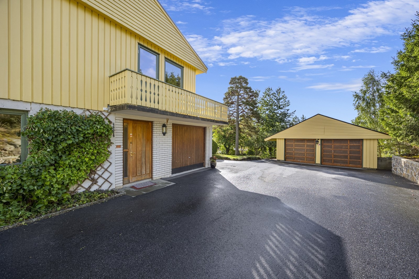 Stort frittliggende garsjebygg med 2 hobbyrom. I tillegg er det integrert garasje i boligens underetasje. Galleribilde