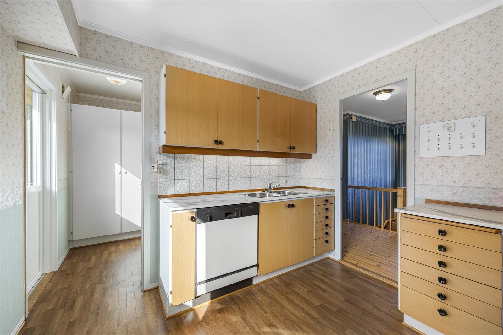 Kjøkkenet har eldre, laminat innredning med oppvaskmaskin, spiseplass og praktisk tilliggende grovkjøkke med utgang terrasse. Galleribilde