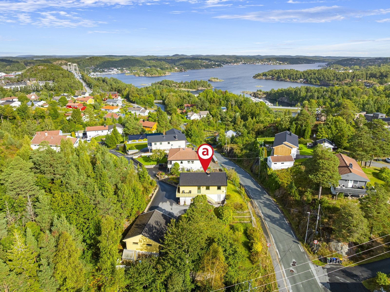 Eiendommen ligger i veletablert, populært boligområde på Tybakken, Tromøy. Meget solrik beliggenhet, øverst og innerst i rolig blindvei med kort vei til Tromøytunet med bl.a. dagligvareforretning og cafè. Galleribilde