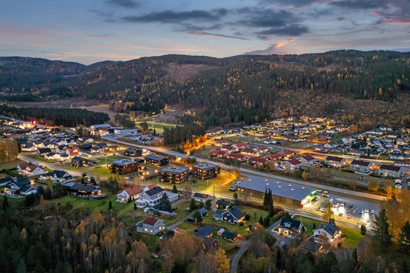 - Eiendommen har en attraktiv beliggenhet på Hallingby. Her bor du med kort gangavstand til dagligvarebutikk, idrettsanlegg, barnehage samt både barne- og ungdomsskole - Galleribilde