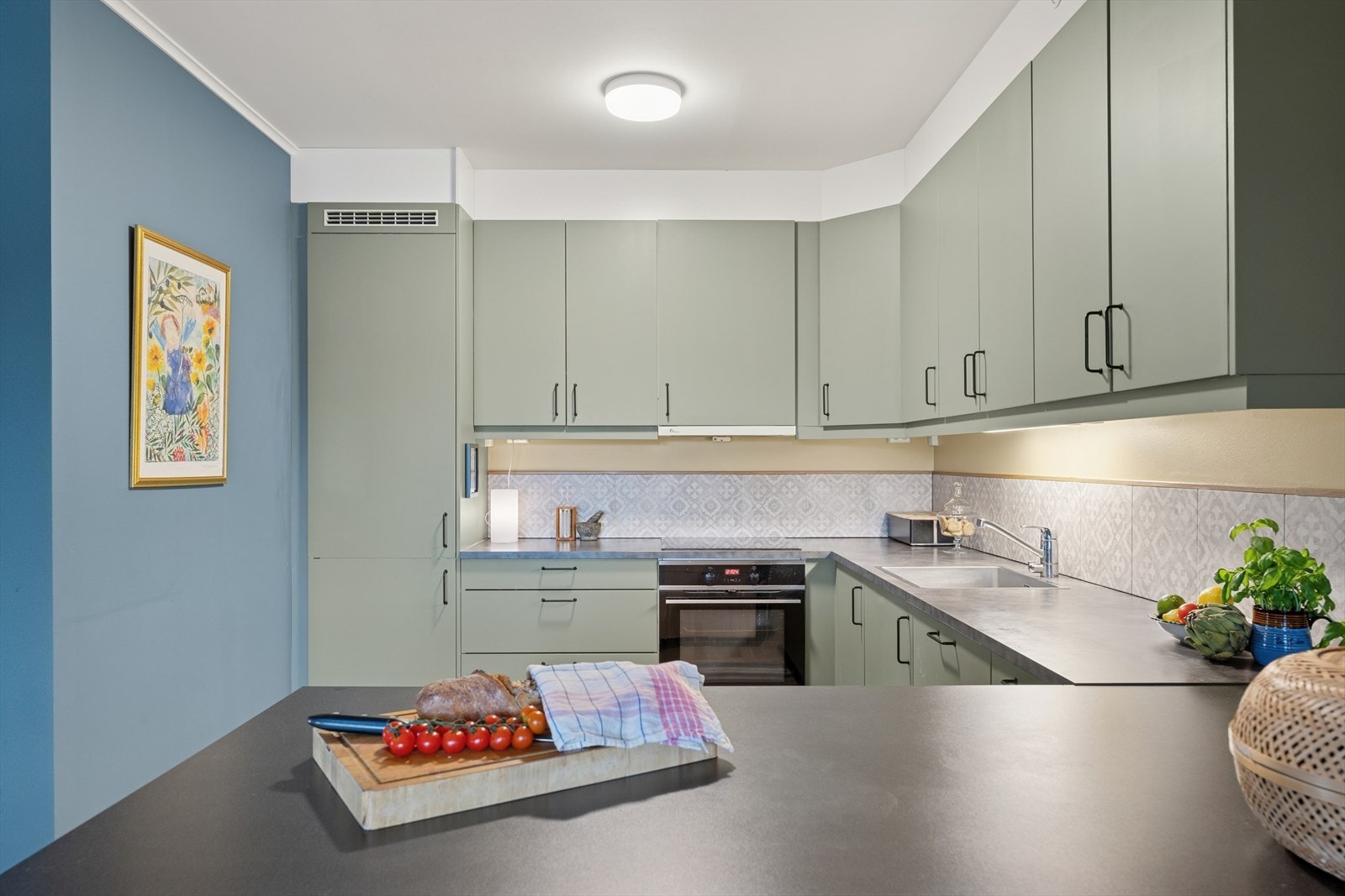 - Kjøkkeninnredning med malte glatte fronter og integrerte hvitevarer - Galleribilde