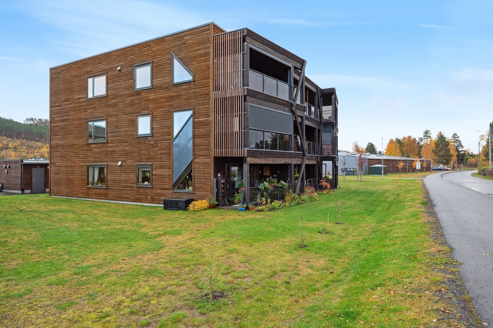 - Felles tomt som er pent opparbeidet med plen og asfalterte internveier - Galleribilde