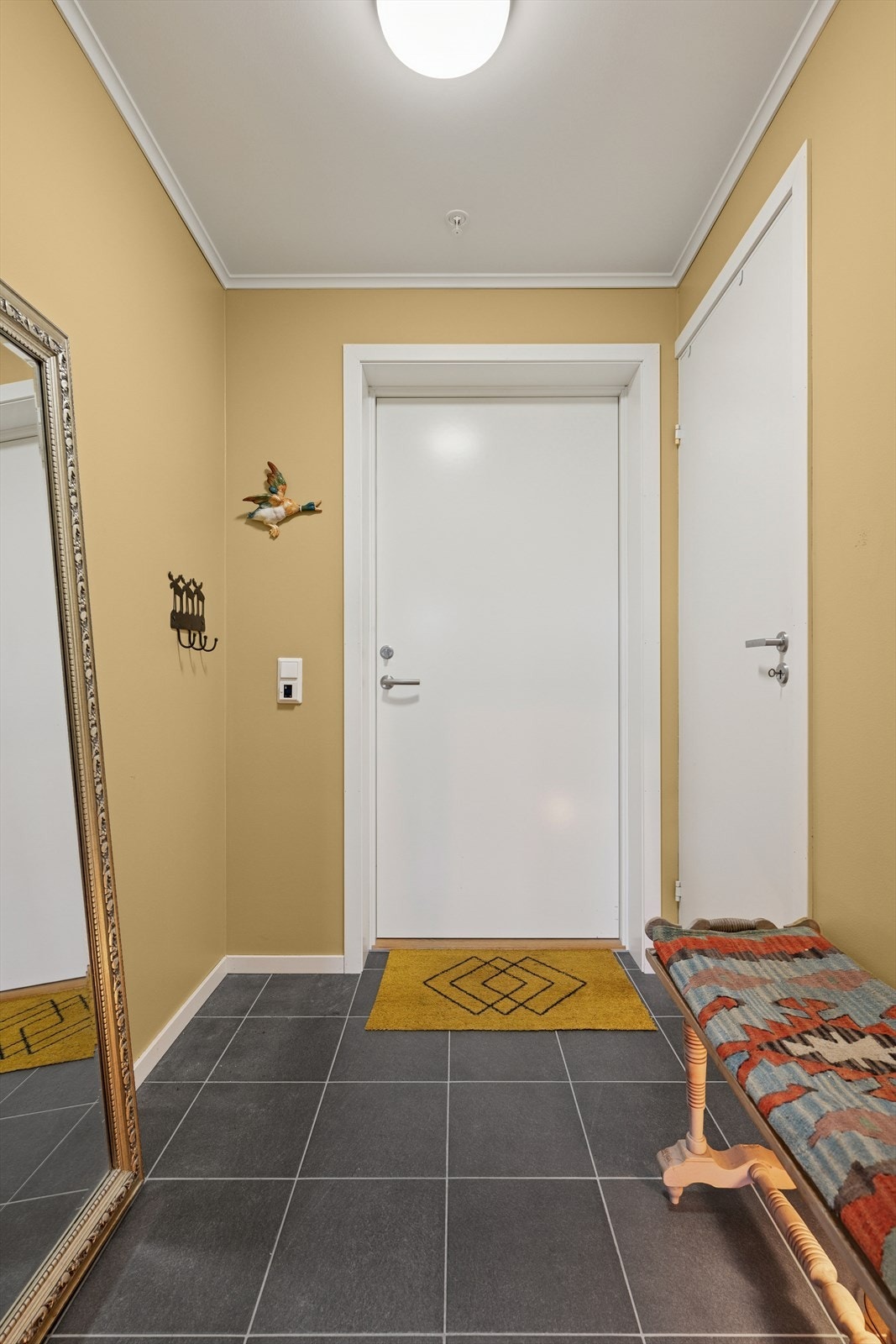 - En romslig og innbydende entré med plass til å henge fra seg yttertøy og sette fra seg sko på en ryddig måte - Galleribilde