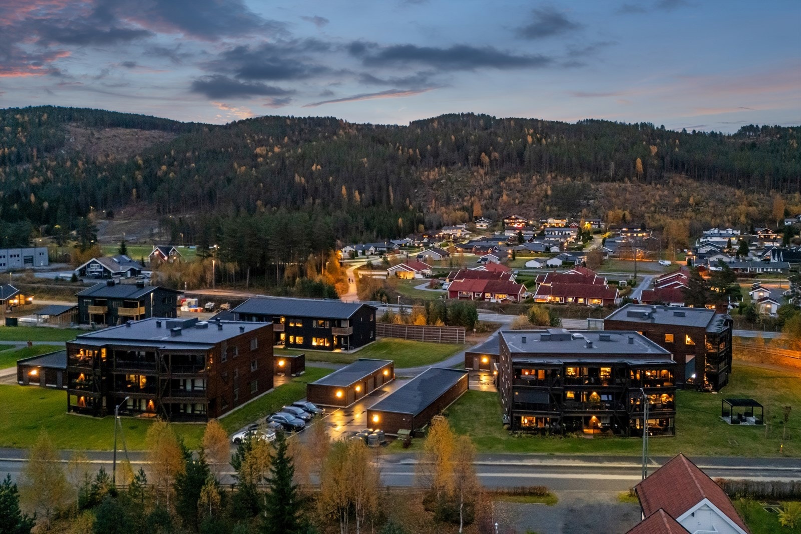 - Borettslaget består av to lavblokker med heis i felles oppgang og tilhørende garasjer og boder - Galleribilde