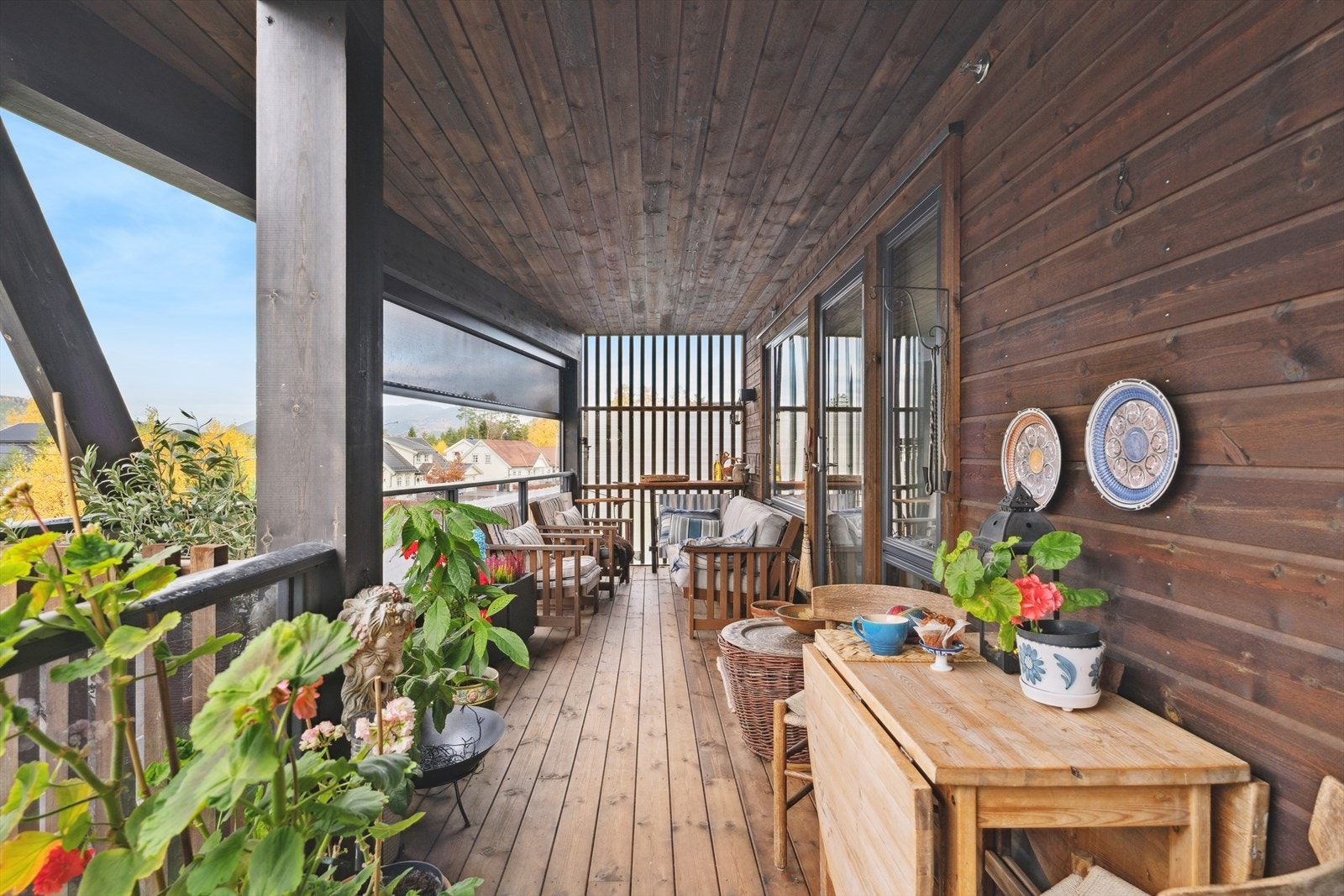 - Ved rekkverket utenfor stuen er det montert screens som skjermer for både sol og vind - Galleribilde