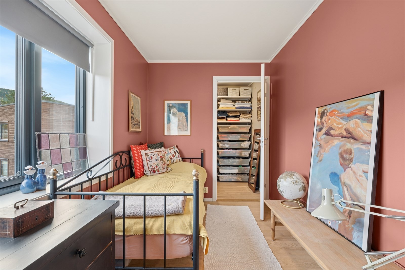 - Soverommet har direkte adkomst til et garderoberom - Galleribilde