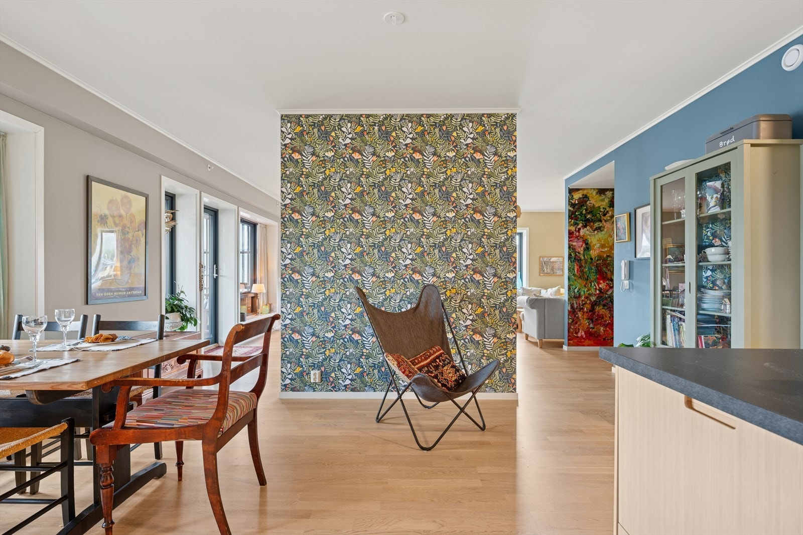 - En praktisk romdeler skiller kjøkken og stue på en naturlig måte, og bidrar til en luftig og funksjonell planløsning - Galleribilde