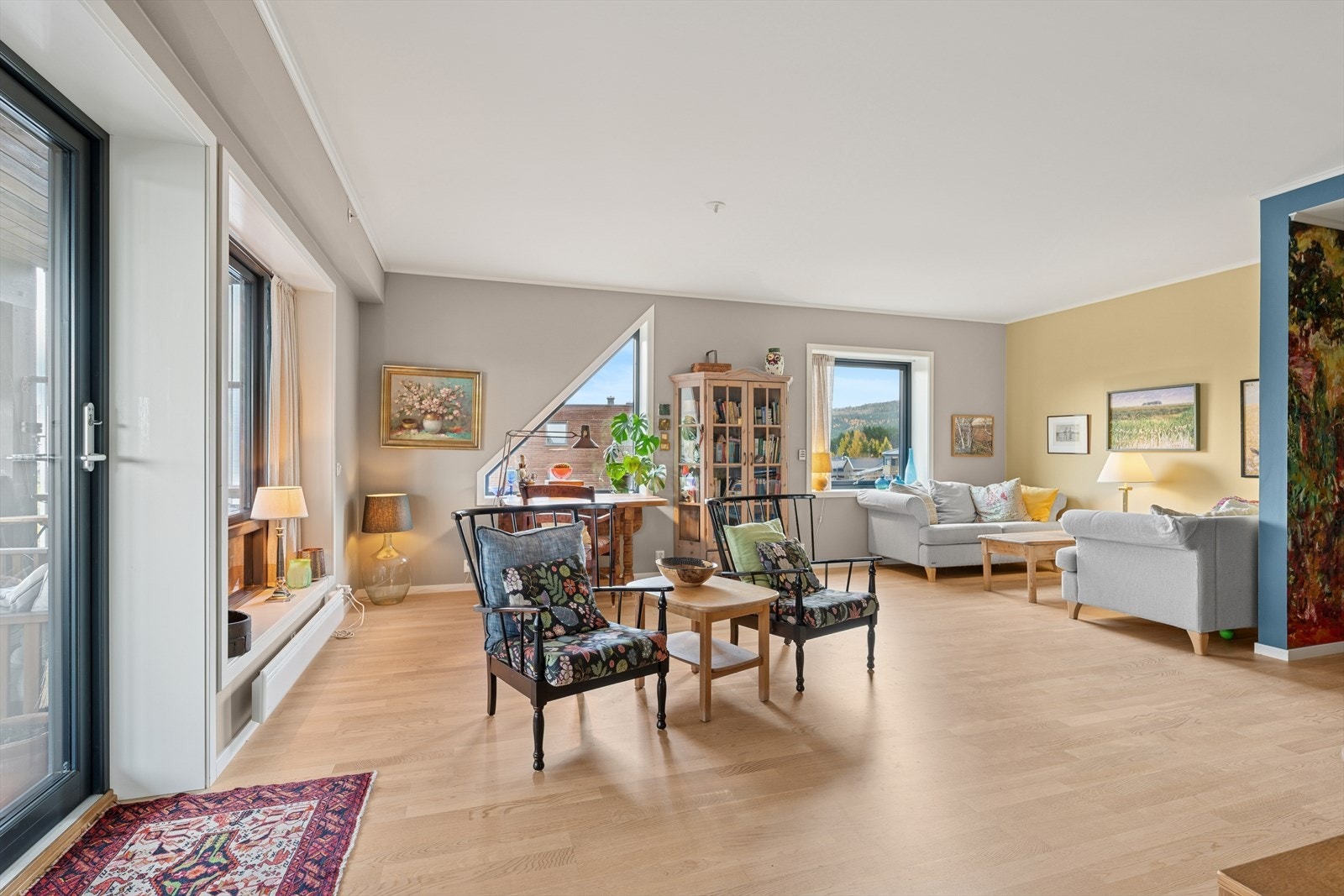 -Det romslige oppholdsrommet gir gode muligheter for å møblere i ulike soner - Galleribilde