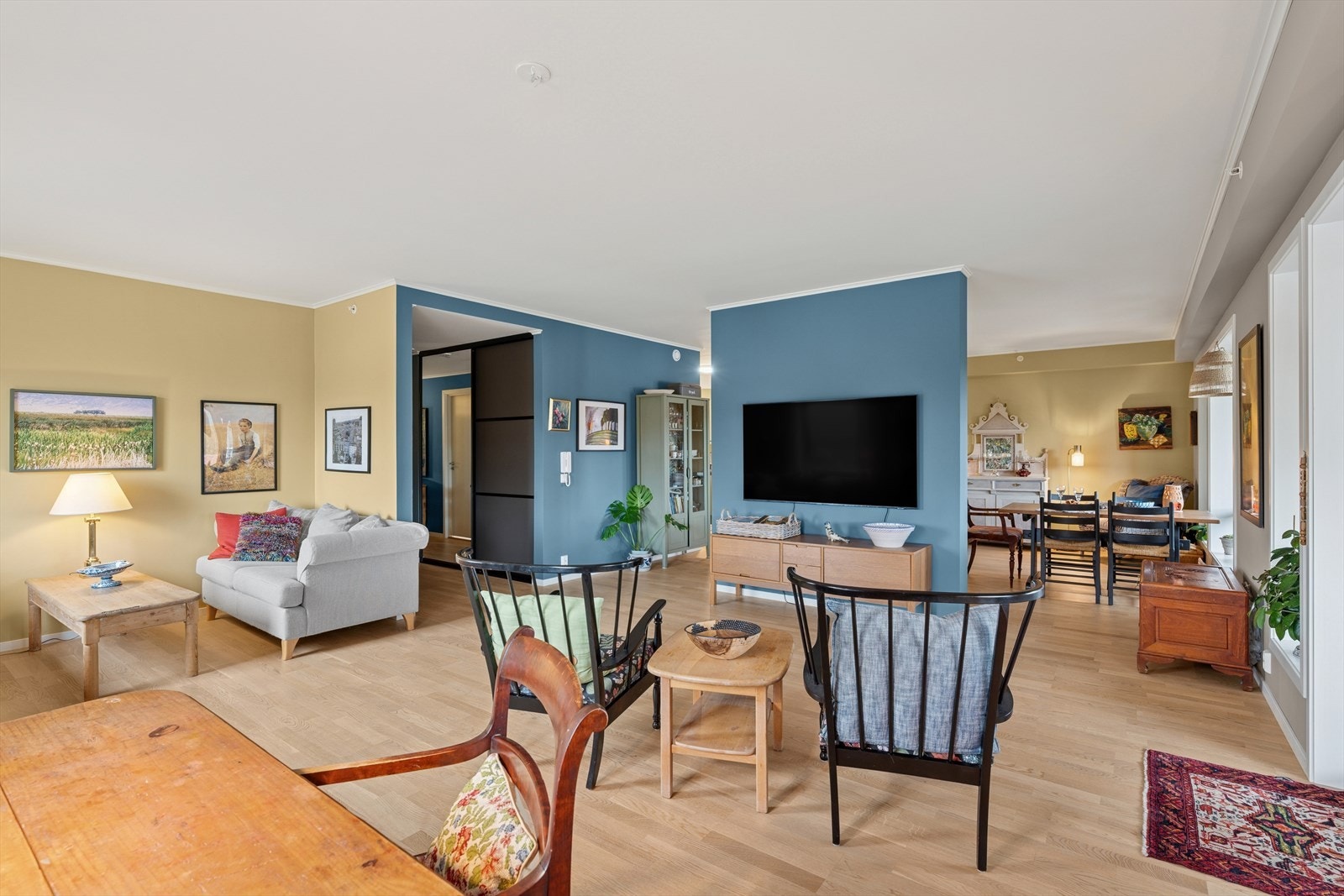 - Her har du rikelig med plass til å samle familie og venner til hyggelige sammenkomster og sosiale stunder - Galleribilde