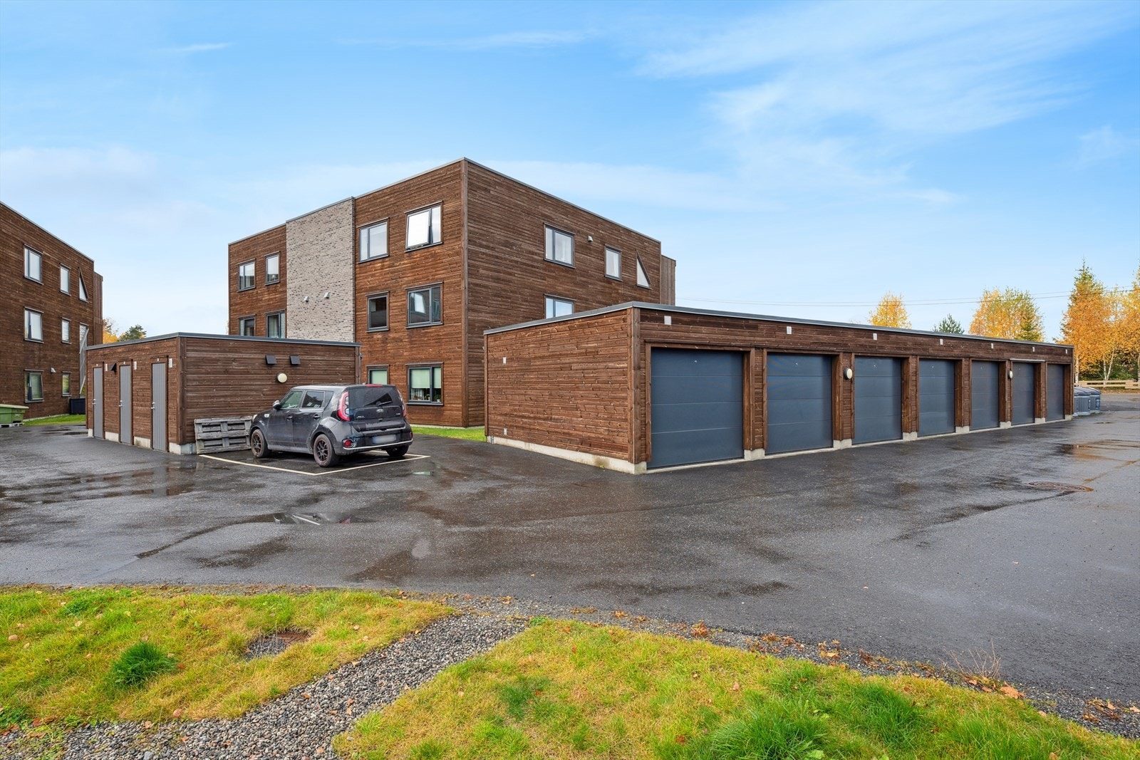 - Parkering skjer i egen garasjeplass i et felles garasjeanlegg, som gir trygg og praktisk oppbevaring av bilen. I tillegg følger det med en sportsbod i felles bodanlegg - Galleribilde