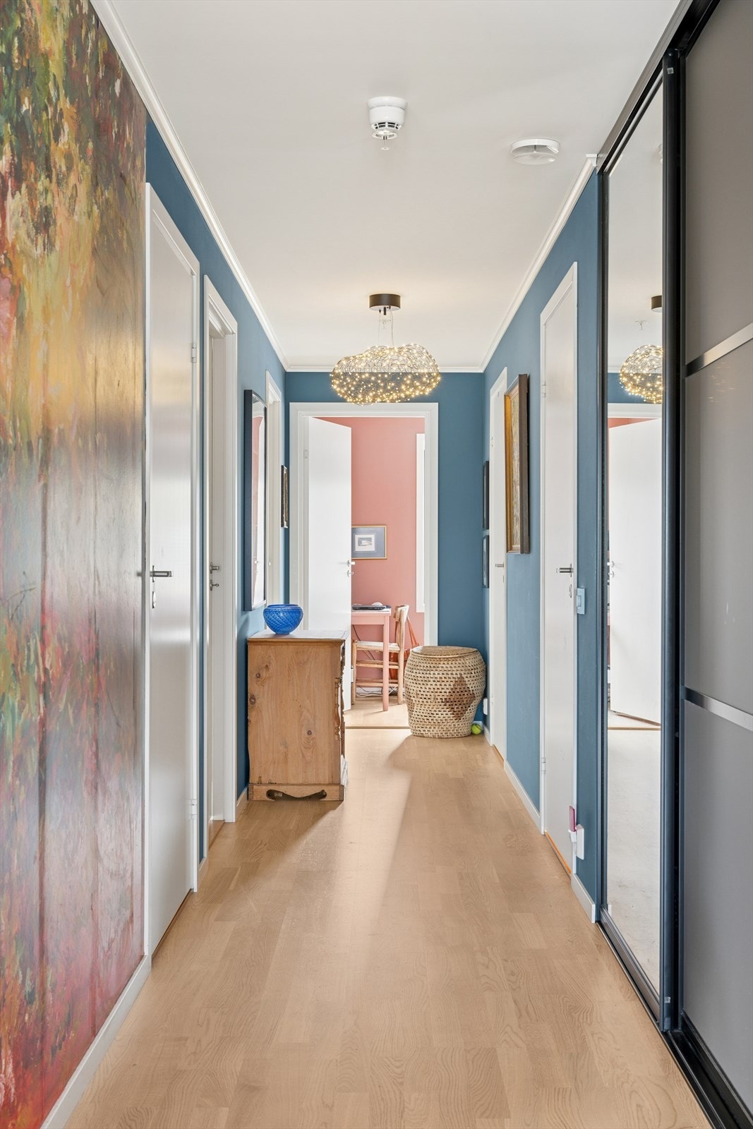 - Praktisk skyvedørsgarderobe i gangen gir effektiv oppbevaring. Lampen medfølger ikke salget - Galleribilde