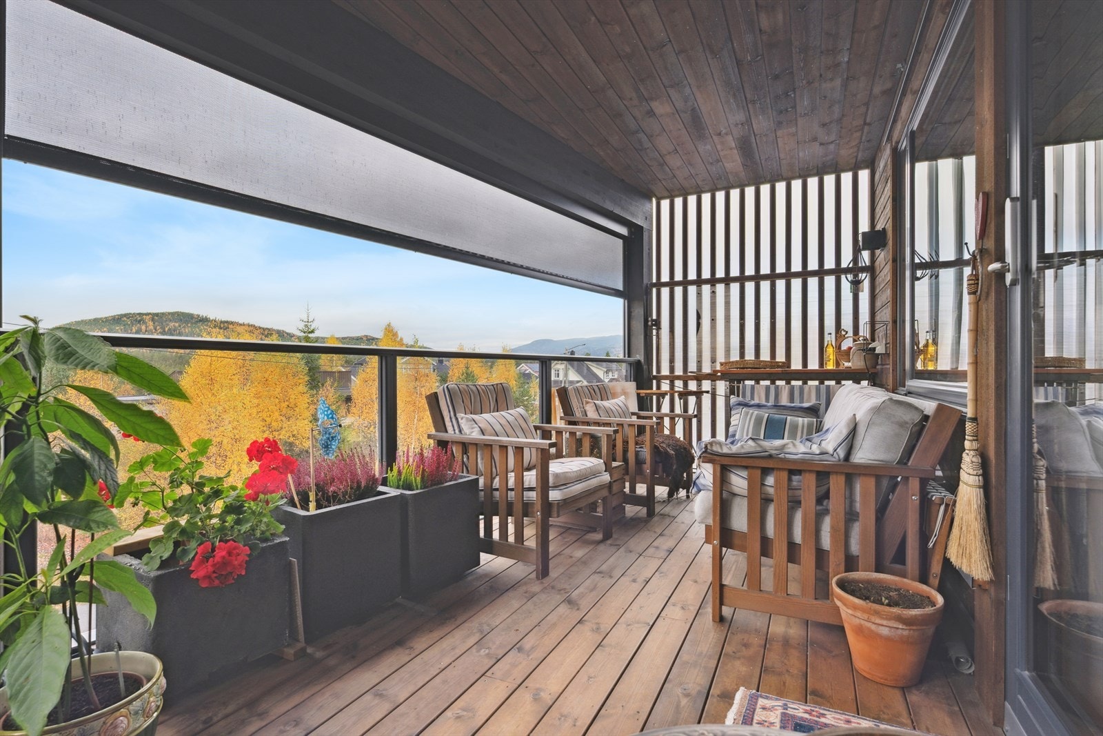 - Utebelysning og dobbel stikkontakt på veggen gjør uteplassen både stemningsfull og praktisk i bruk - Galleribilde