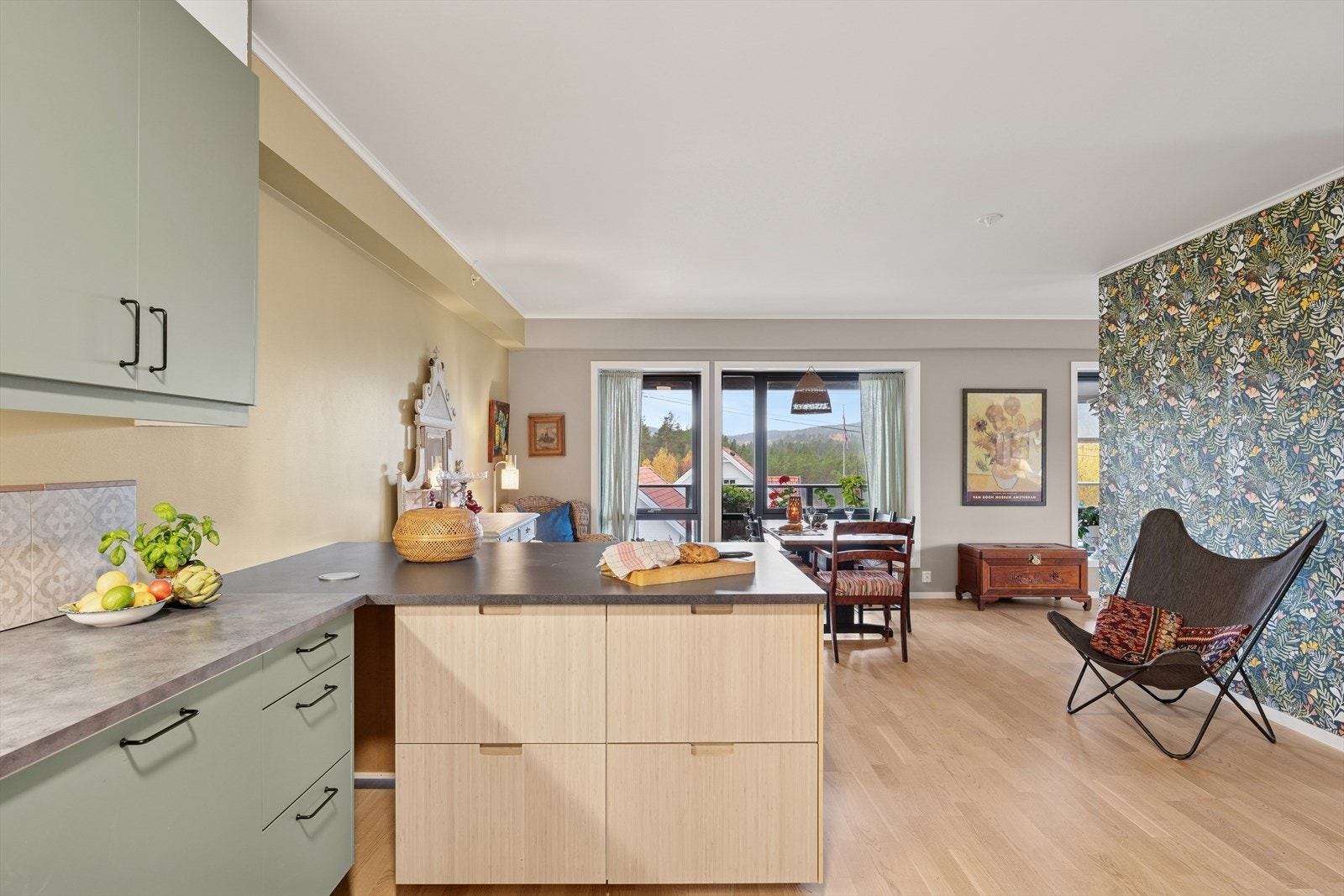 - En funksjonell kjøkkenøy gir ekstra benkeplass og skaper gode, funksjonelle arbeidsflater - Galleribilde