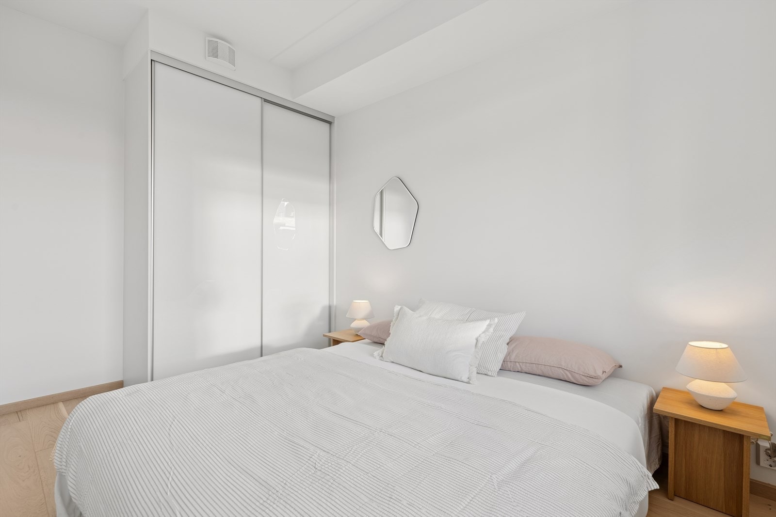 Lyst og delikat soverom - perfekt å våkne opp i en ny leilighet med lave felleskostnader, heis og separat bod i u-etg Galleribilde