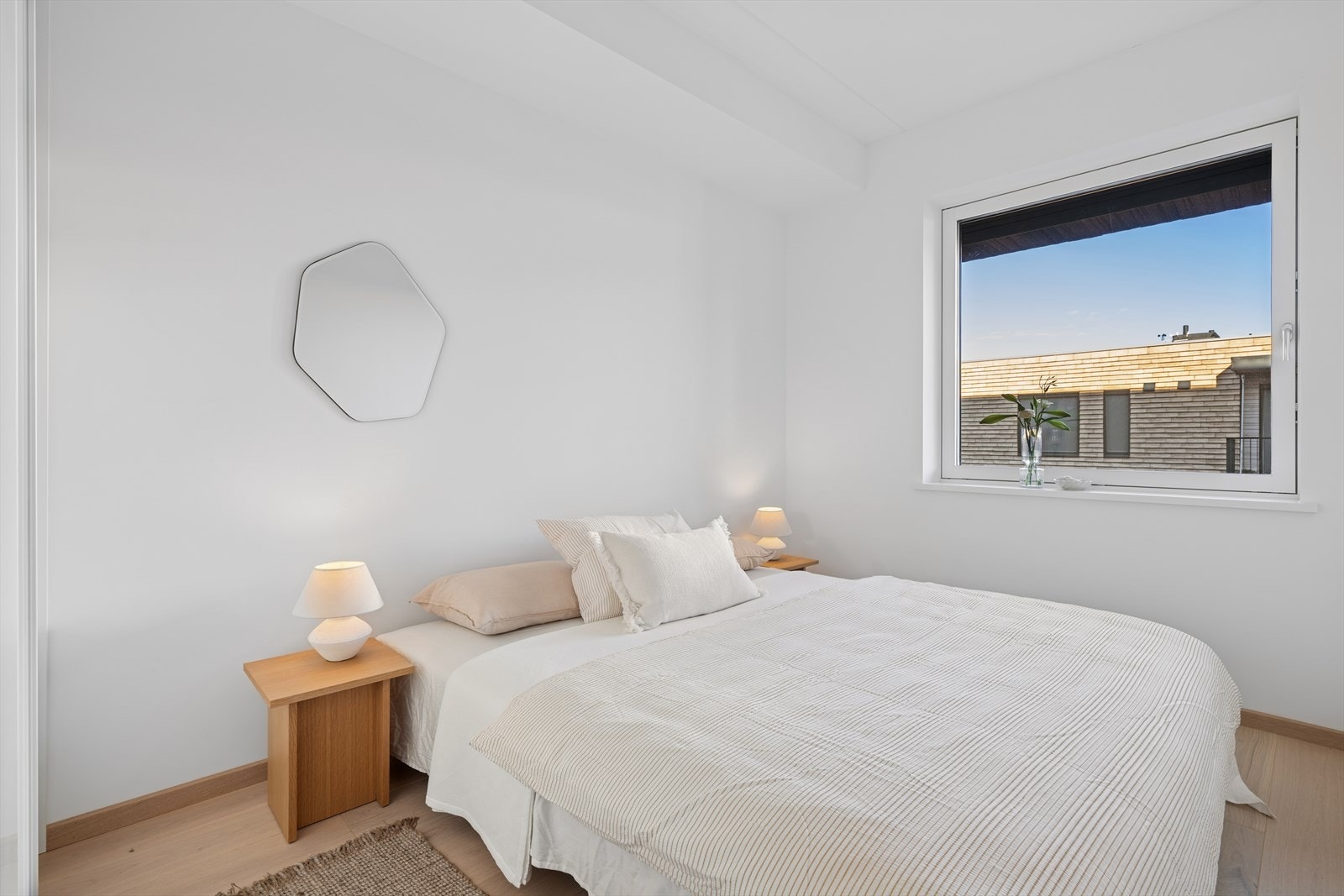 Stort og luftig hovedsoverom med skyvedørsgarderobe Galleribilde