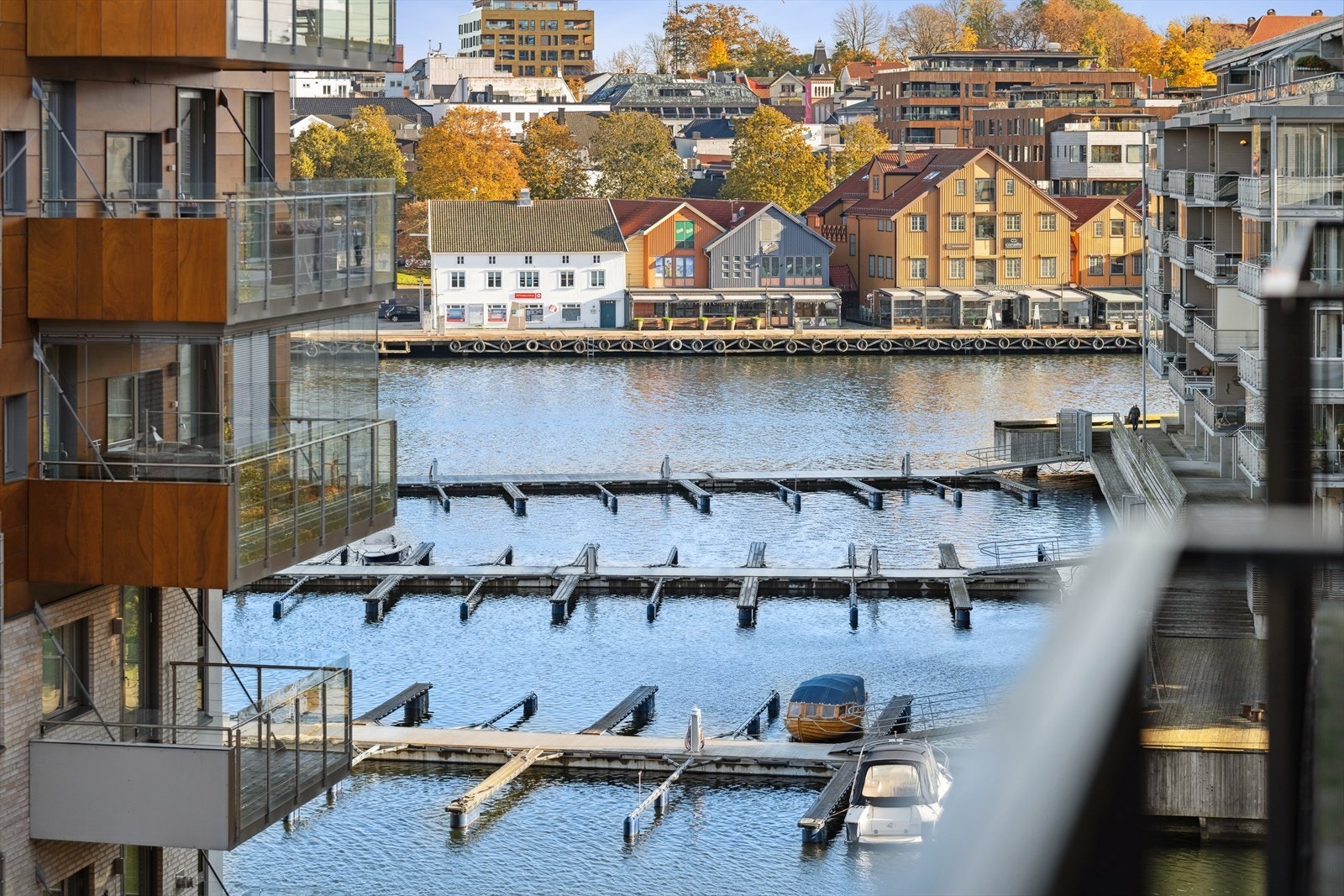 Utsikt fra terrassen med utsikt til brygga og byfjorden Galleribilde
