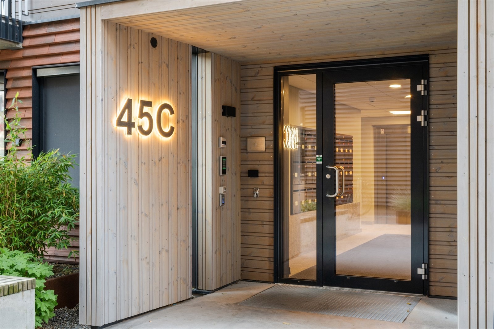 Callingsystem i leiligheten med døråpner og kamera. Heis opp til etg og ned til bod og sykkelparkering i kjeller Galleribilde