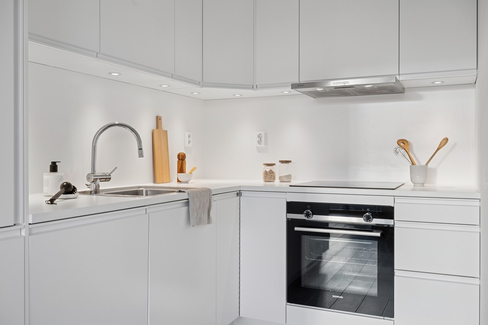 Lys og delikat kjøkken med slette fronter Galleribilde