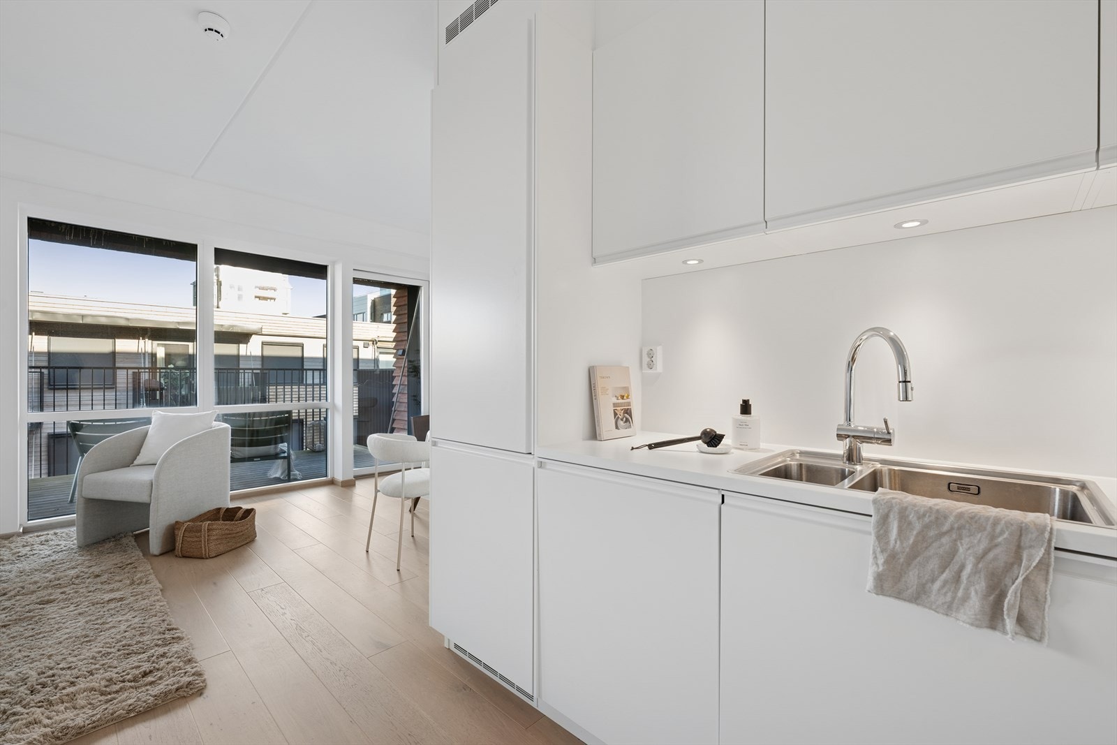 Kjøkkenet er moderne og delikat - Integrert oppvaskmaskin, kjøleskap, fryser, stekovn og platetopp Galleribilde