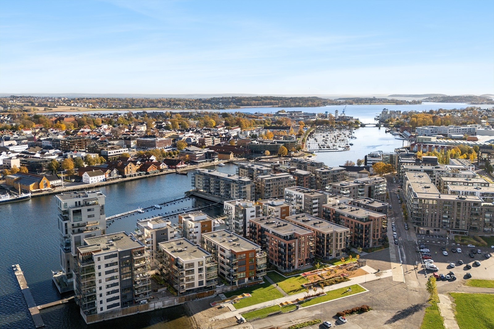 Bystranda og opparbeidet område - 2 minutter gangavstand til butikk på Kaldnes Galleribilde