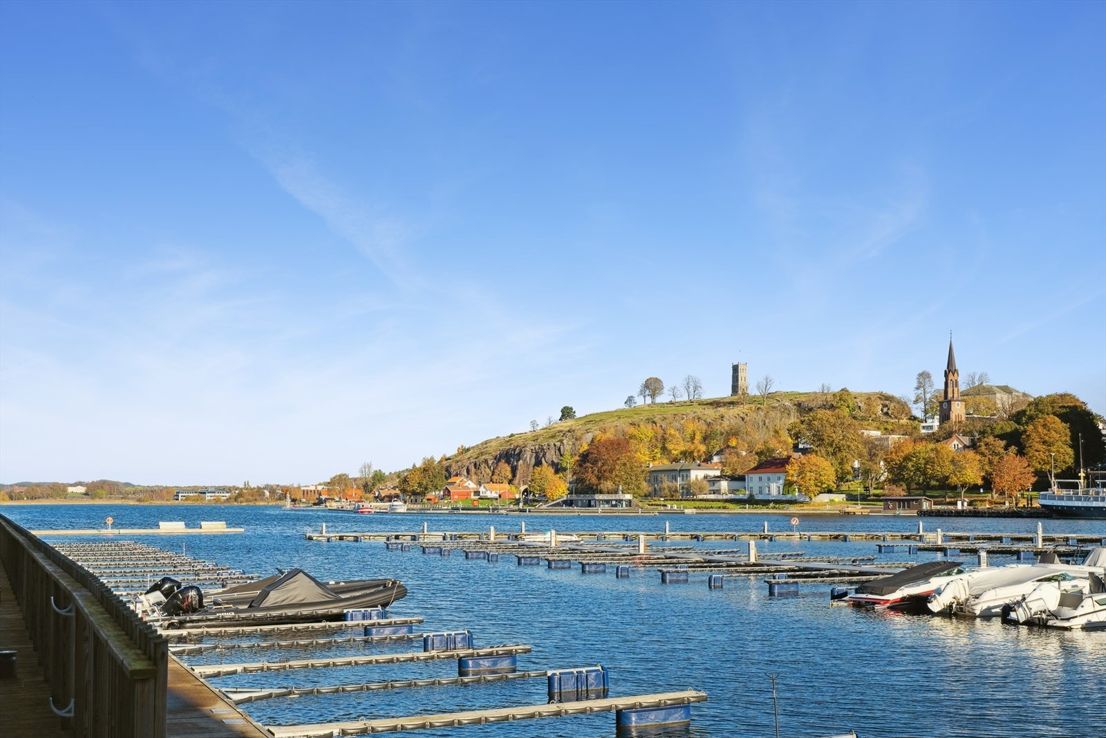 Nærområdet med båtplasser og utsikt til byfjorden og Slottsfjell Galleribilde