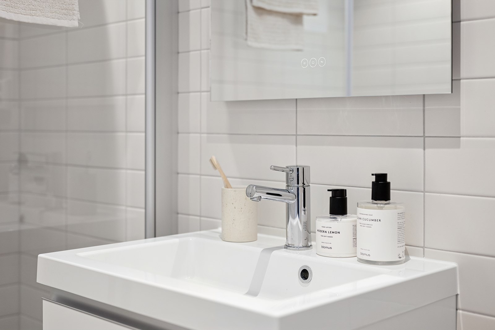 Badet er dusjhjørne, vegghengt toalett, servant m/speil og opplegg til vaskemaskin. I gulvet er det varmekabler Galleribilde