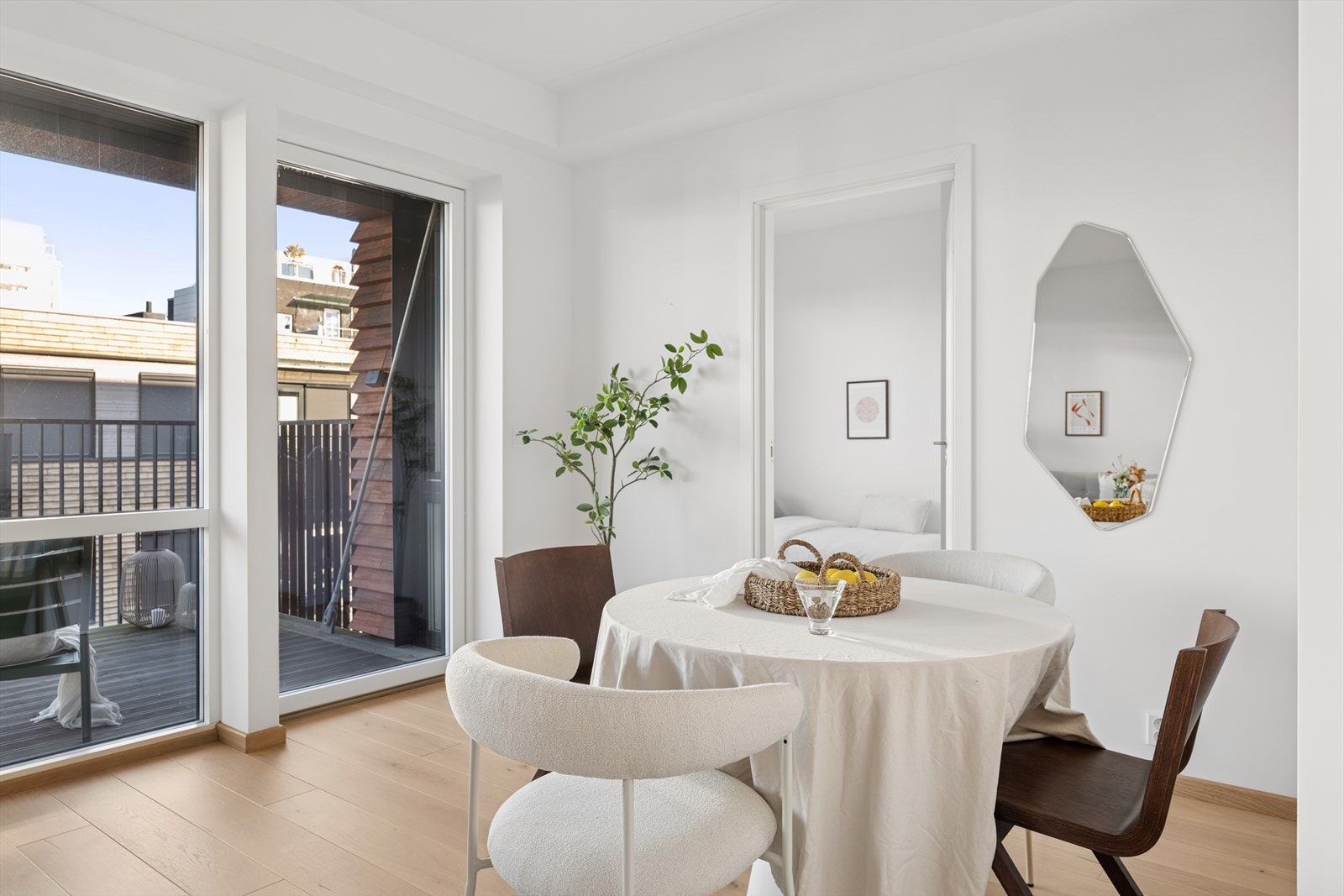 Utgang til solrik balkong med utsikt mot brygga og byfjorden Galleribilde