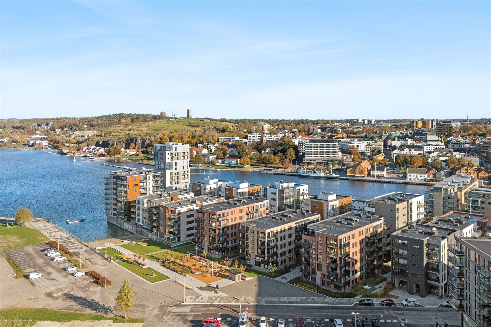 På sommerhalvåret byr brygga på et yrende liv. Det er gangavstand til Sentrum med alle fasiliteter inkl Tønsberg Stasjon. Galleribilde