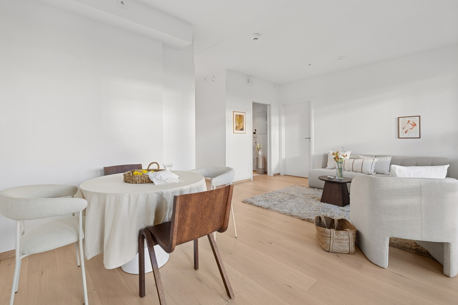 Her er det plass til sofagruppe og spisestue Galleribilde