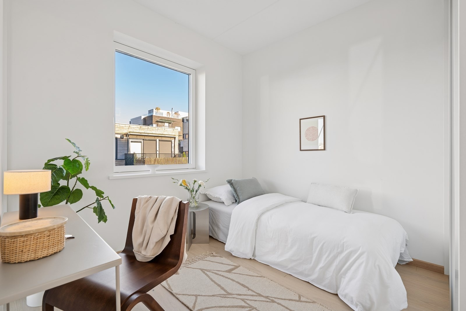 Soverom nr to med god plass til seng og skrivepult. Det er skyvedørsgarderobe også på dette soverommet Galleribilde