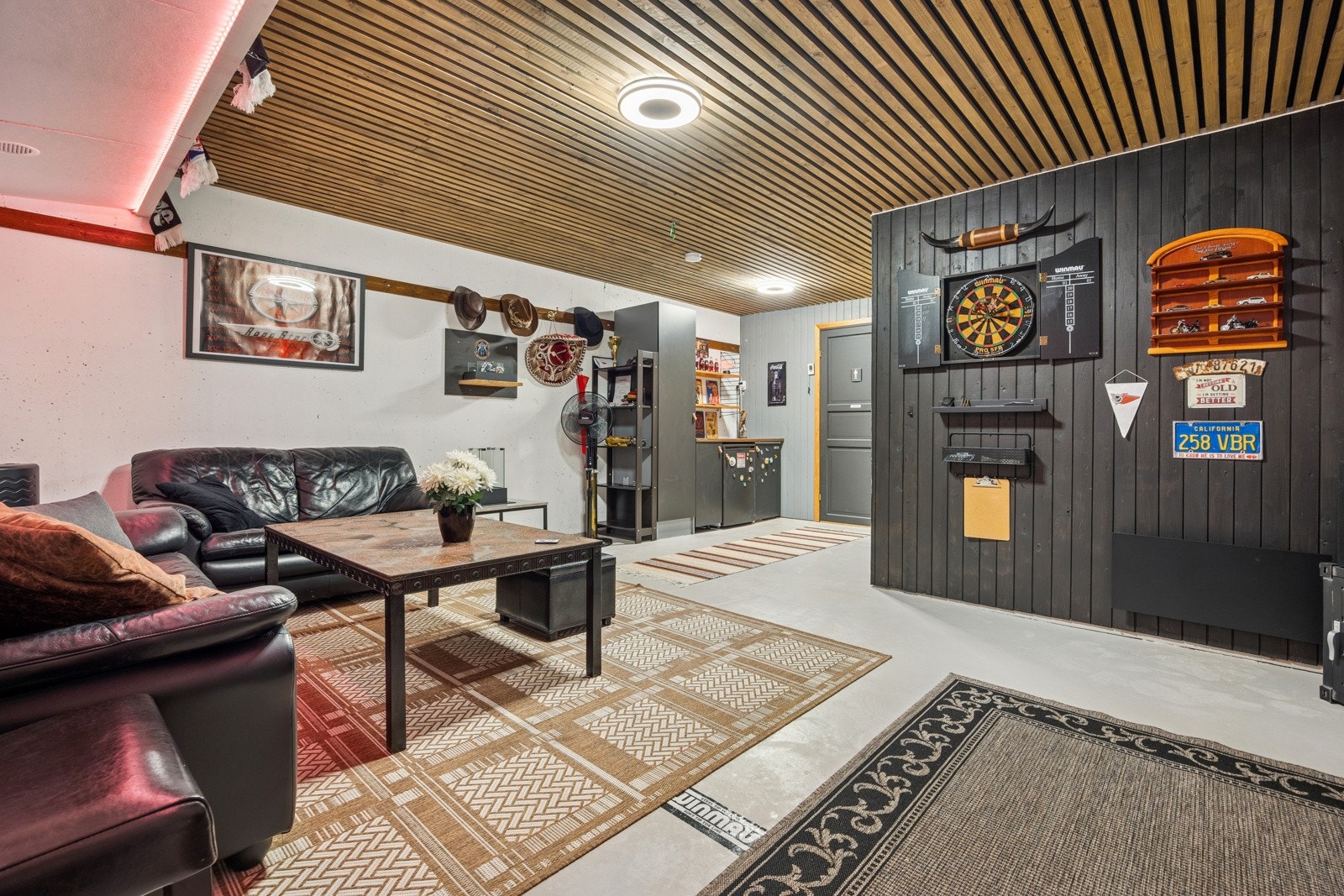 I kjelleren er det en romslig kjellerstue på 20,5 kvm. (Rommet er opprinnelig godkjent som bod og er ikke godkjent som rom for varig opphold). Galleribilde