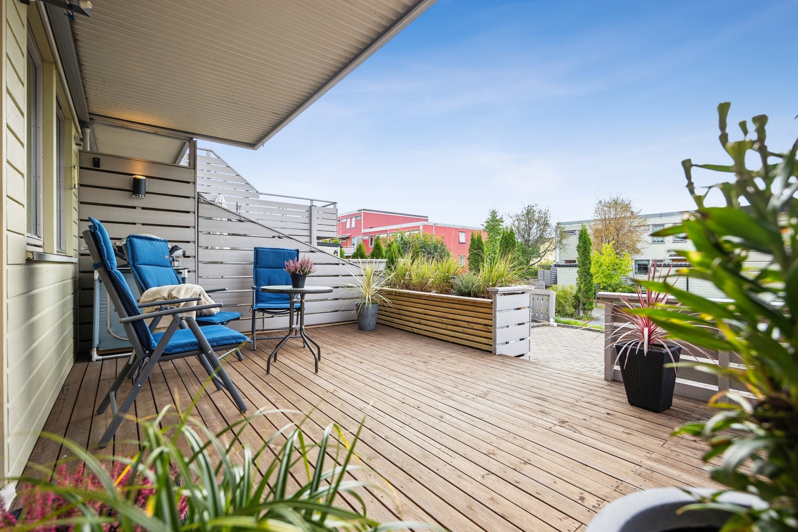 Inngangspartiet er pent opparbeidet med en praktisk sportsbod og en sørvendt, takoverbygd terrasse hvor man kan nyte solen. Galleribilde