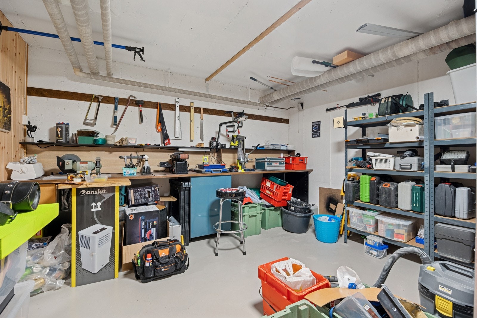 Kjelleren har rikelig med lagringsplass i en stor bod på ca. 20,5 kvm. Galleribilde