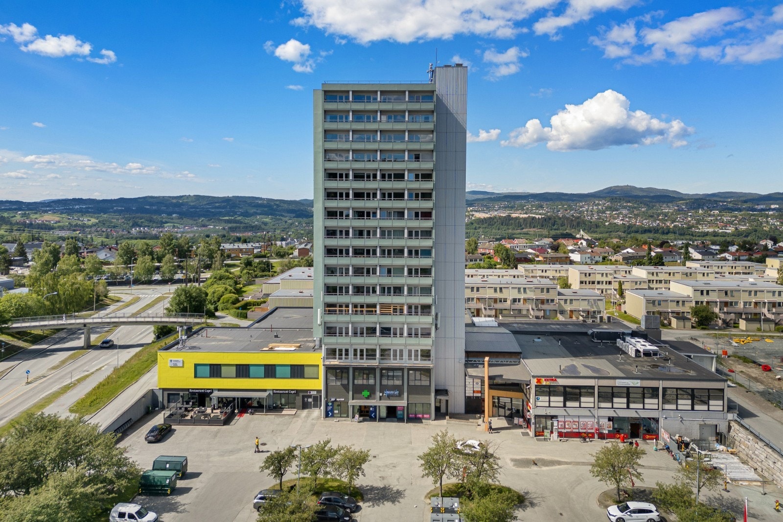 Risvollan Senter ligger innen kort gangavstand og her finner man blant annet Coop Extra, apotek, frisør, legesenter, tannklinikk og restuarant Capri Galleribilde