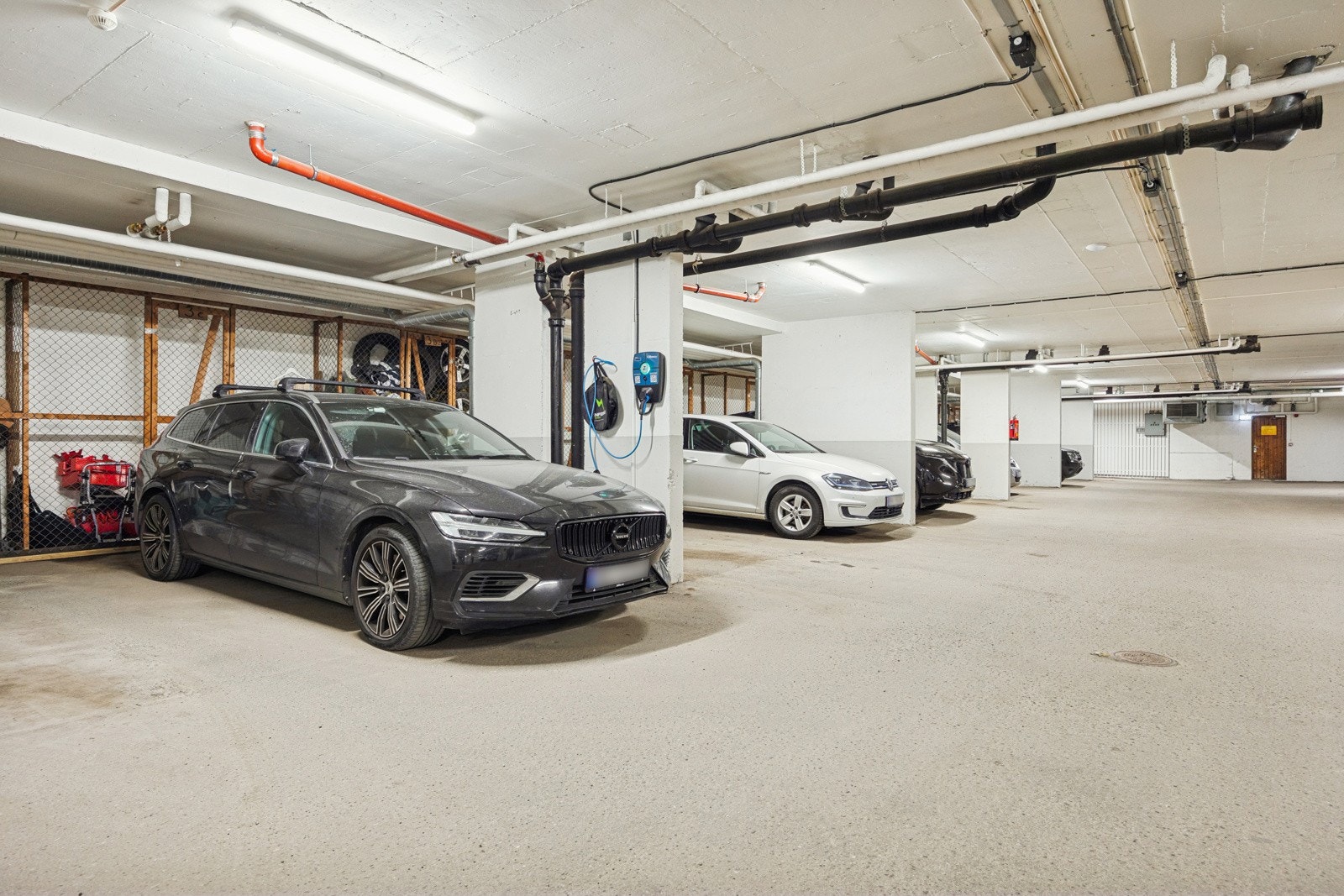 Det medfølger en fast parkeringsplass med ladepunkt for el-bil i oppvarmet garasjekjeller. Bak parkeringsplassen er det en egen bod som gir ytterligere lagringsmuligheter. Galleribilde
