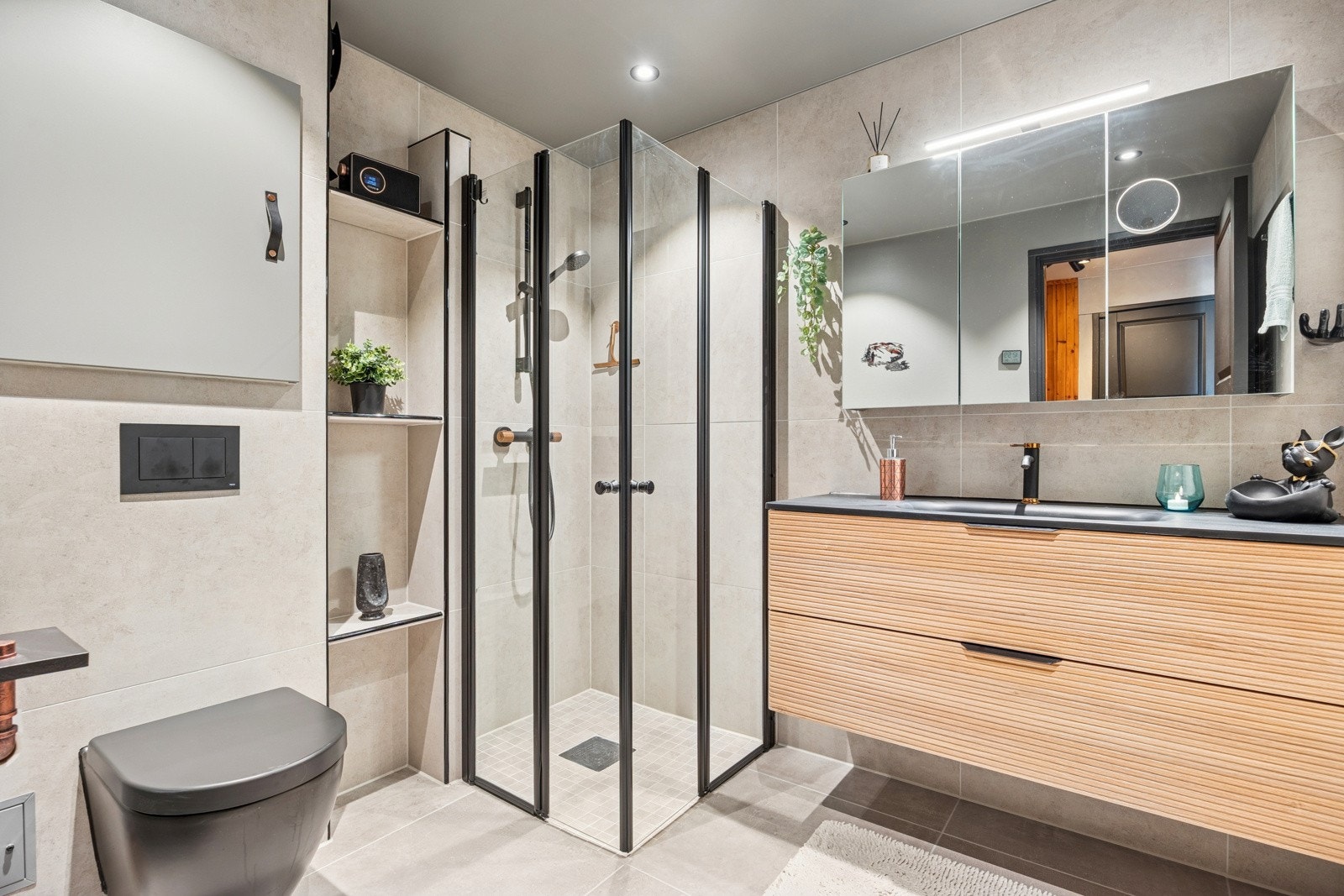 Badet ble oppgradert i 2024 og fremstår delikat og innbydende. Badet har downlights i himling og er utstyrt med behagelig gulvvarme. Galleribilde