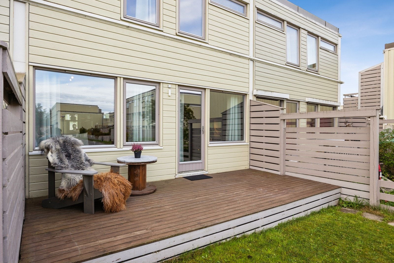 Fra stuen er det utgang til en romslig terrasse med god plass til utemøbler og grill. Galleribilde