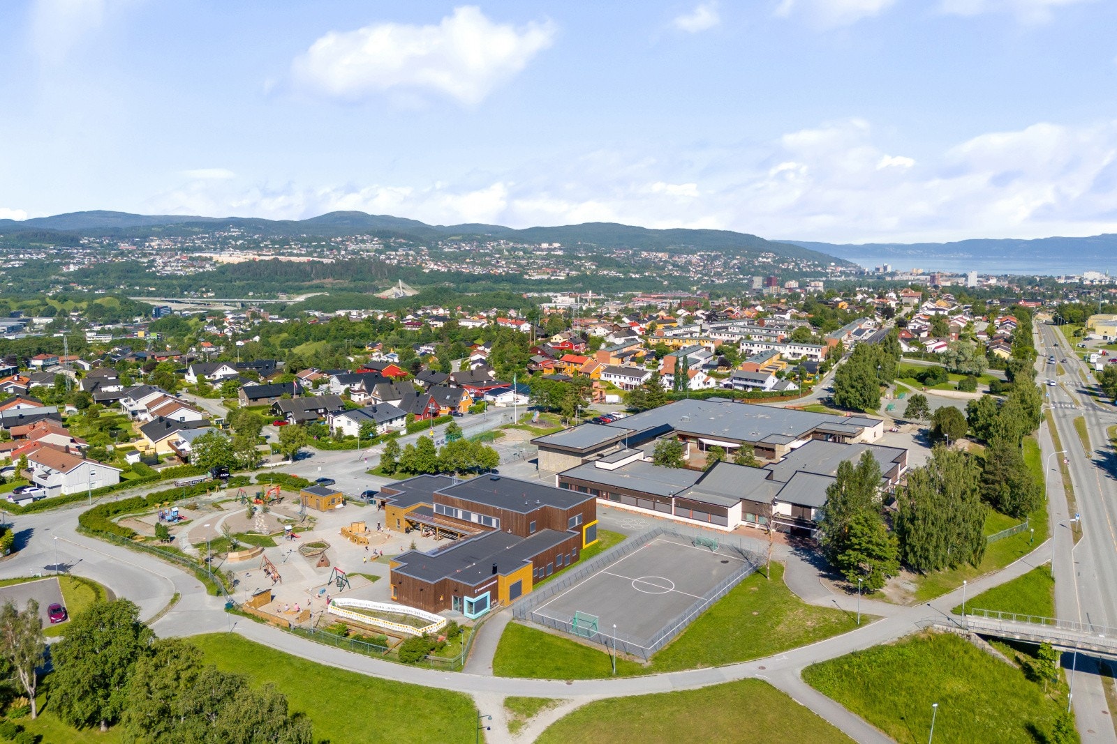 Fra boligen er det trygg og bilfri skolevei til Utleira barneskole og Utleira barnehage. Galleribilde
