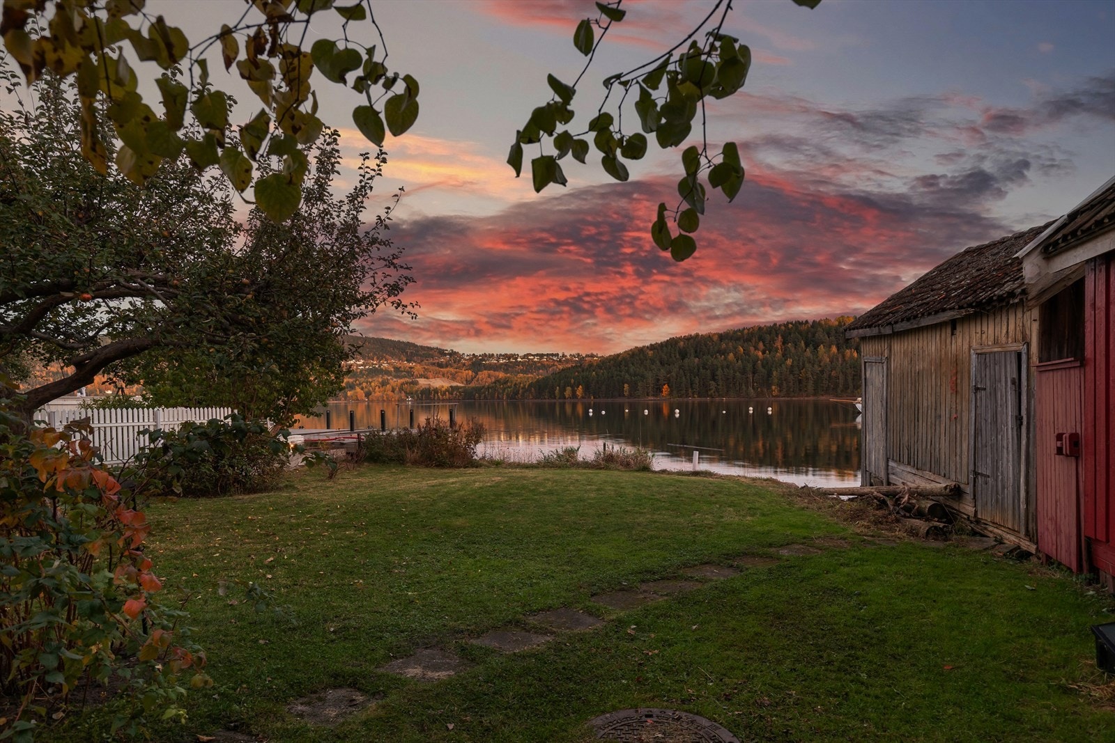 Tomten med strandlinje er på 499 kvm Galleribilde