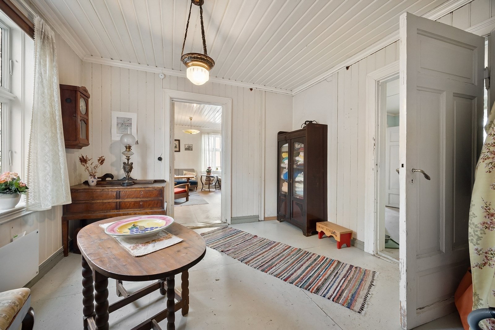 Her ligger boligens to stuer på rad - med enkel adkomst til boligens andre oppholdsrom Galleribilde