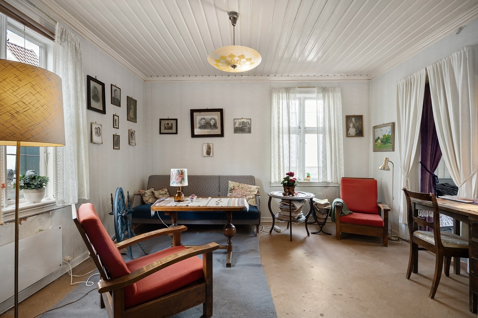 Hovedstuen er romslig med godt lysinnslipp fra flere sider. Fra stuen er det adkomst til hovedsoverommet i første etasje Galleribilde