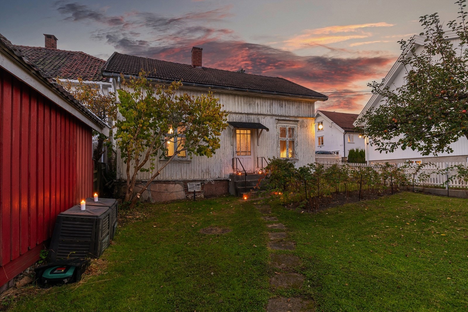 Eiendommen ligger idyllisk til i Svelvik med en nydelig hage og privat strandlinje Galleribilde