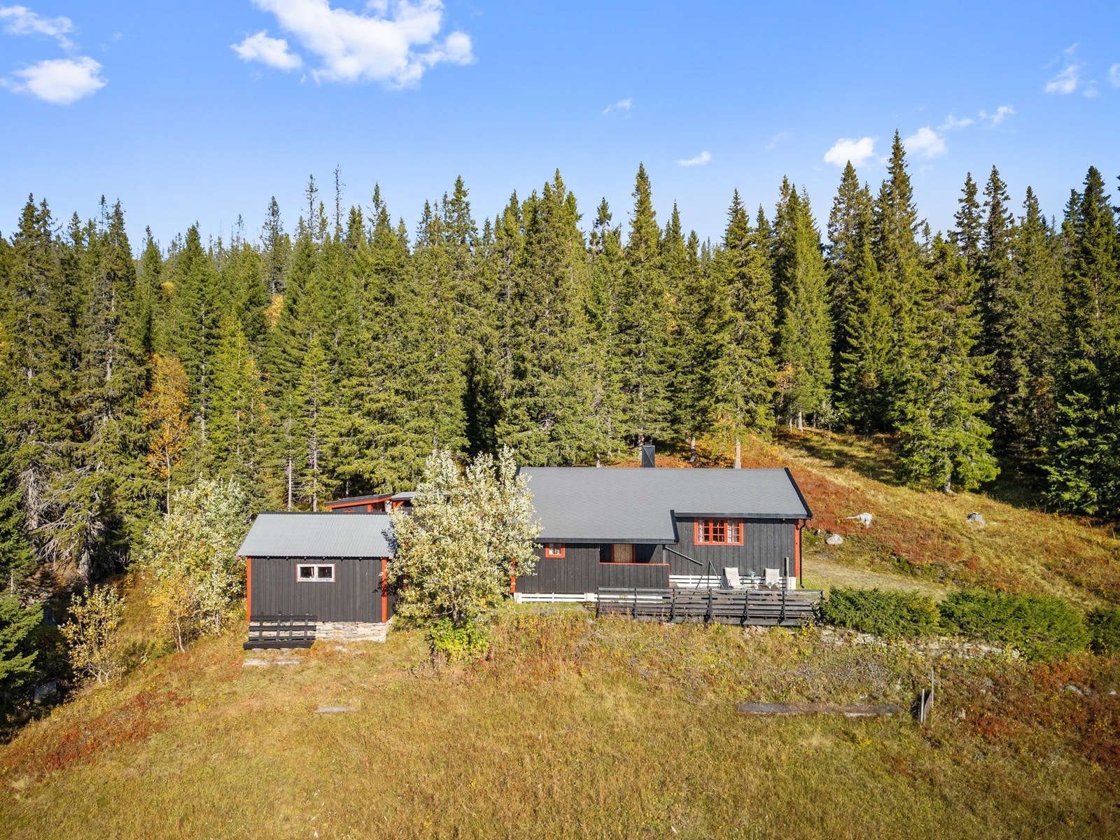 Eiendommen består av uthus, parkering til snøscooter og utedo. Galleribilde