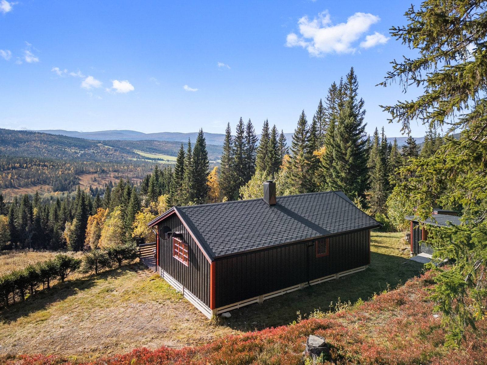 Hytten ligger i ett lite hyttefelt i Holtålen. Galleribilde