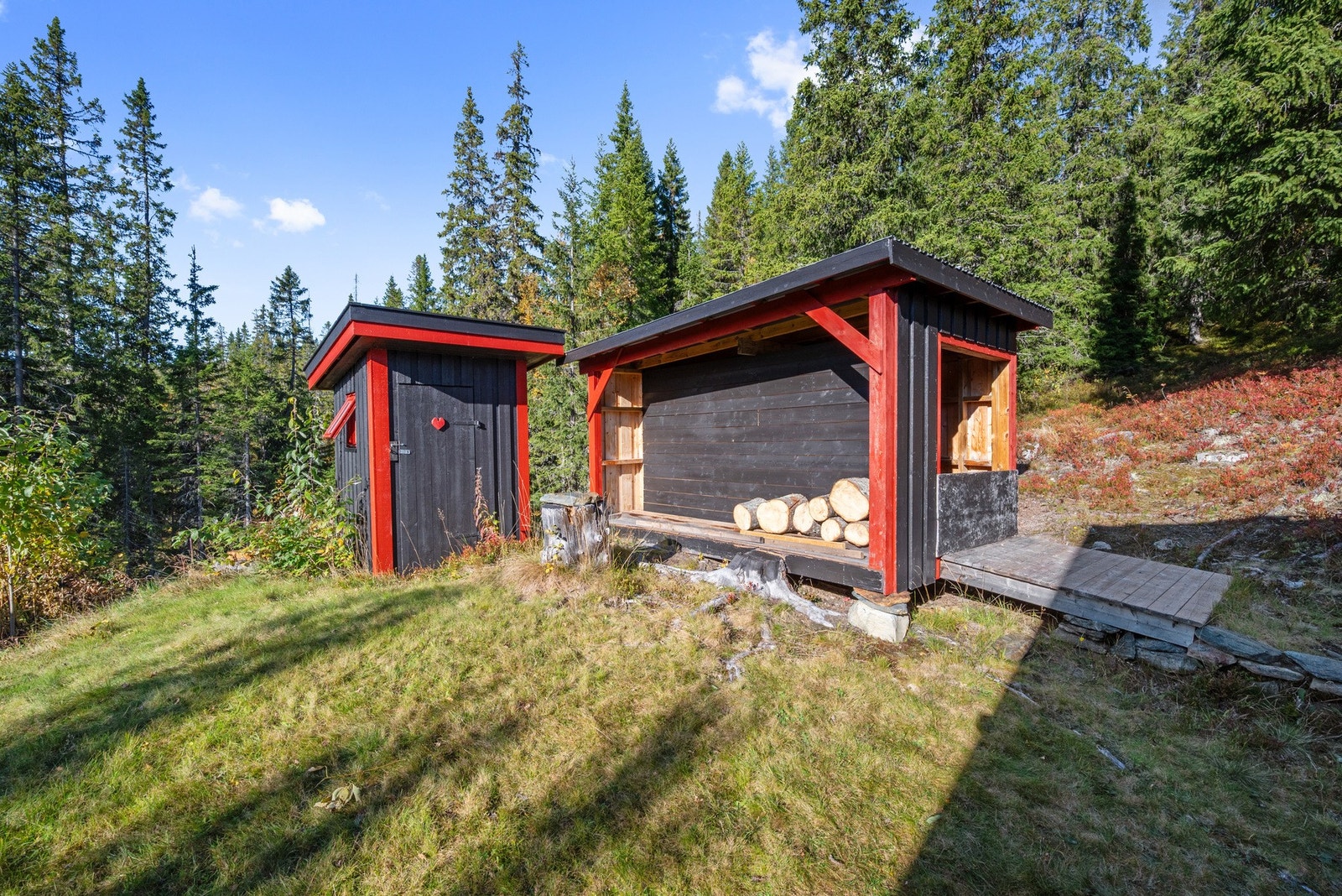 Utedo og parkering til snøscooter . Galleribilde