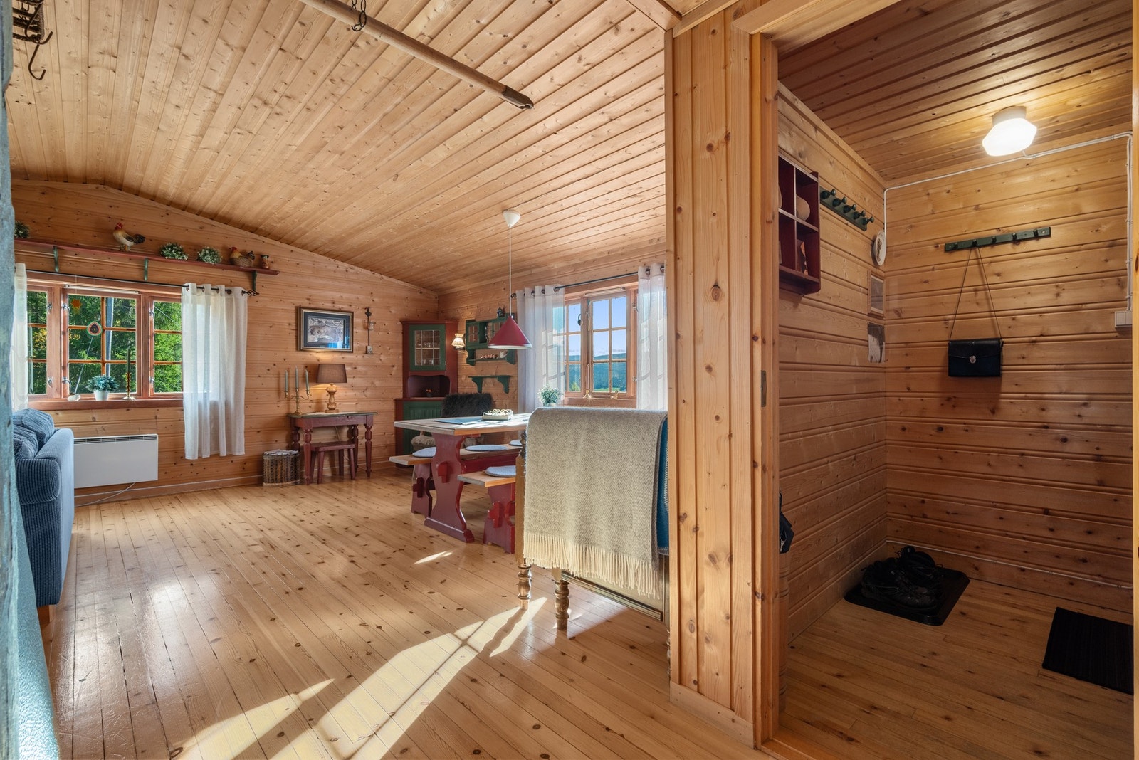 Fra kjøkkenet er det bod på 2,1m². Galleribilde