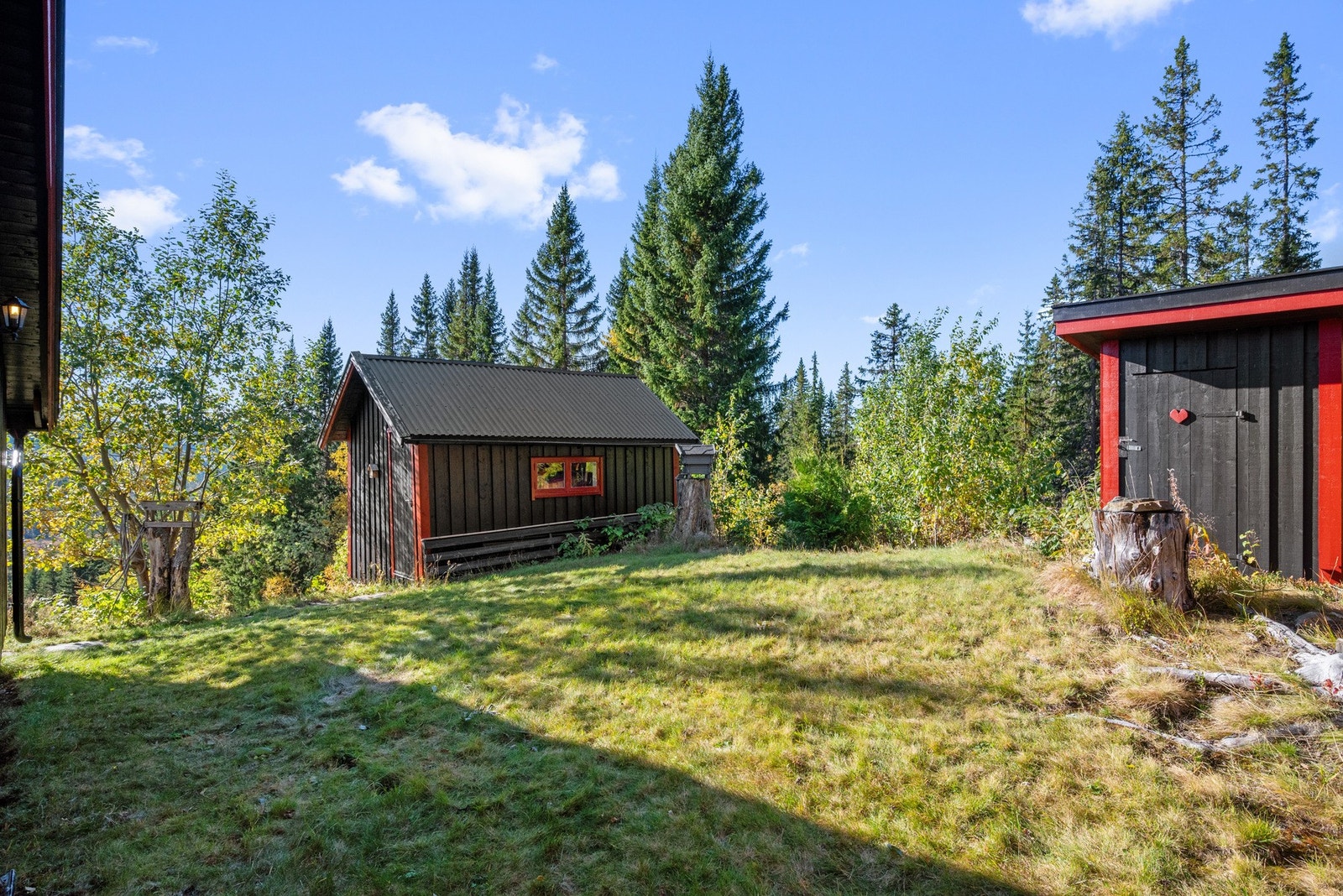 Tomten er på ca 533m² og grenser til vakker natur på alle kanter. Galleribilde