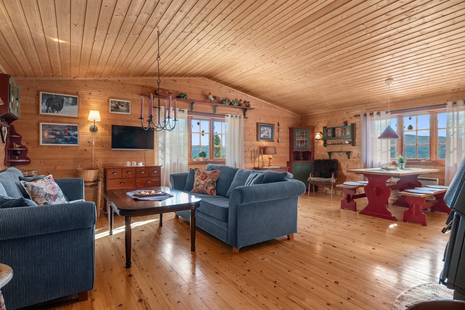 Stuen er i dag innredet med spise sone. Galleribilde