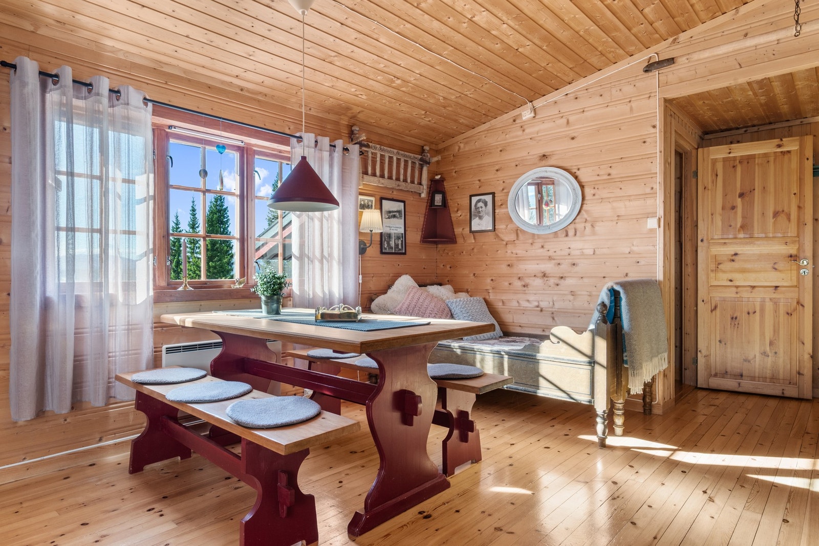 Hytten bruker elektrisk og vedfyring som oppvarmings kilder. Galleribilde